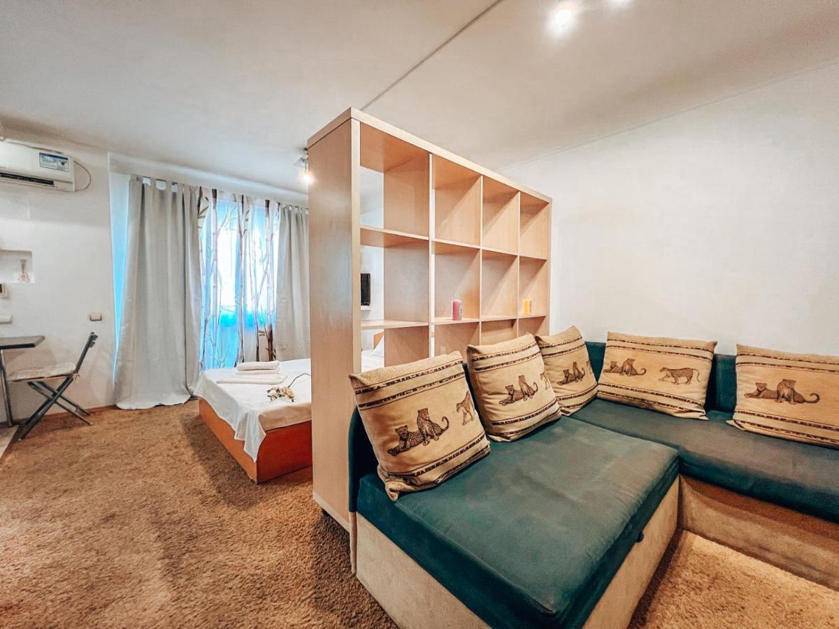 Apartment In The Center Of Киев Екстериор снимка