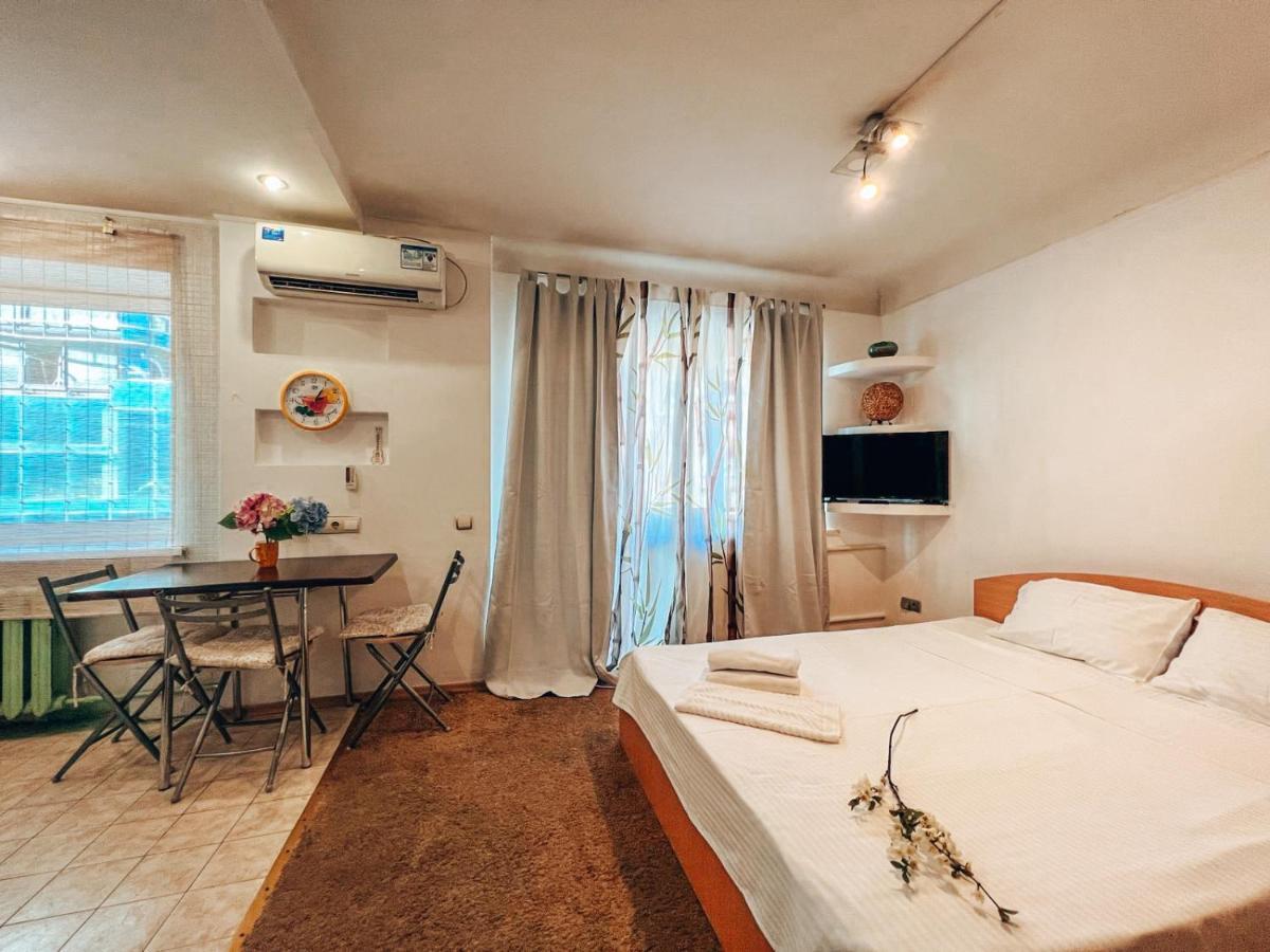 Apartment In The Center Of Киев Екстериор снимка