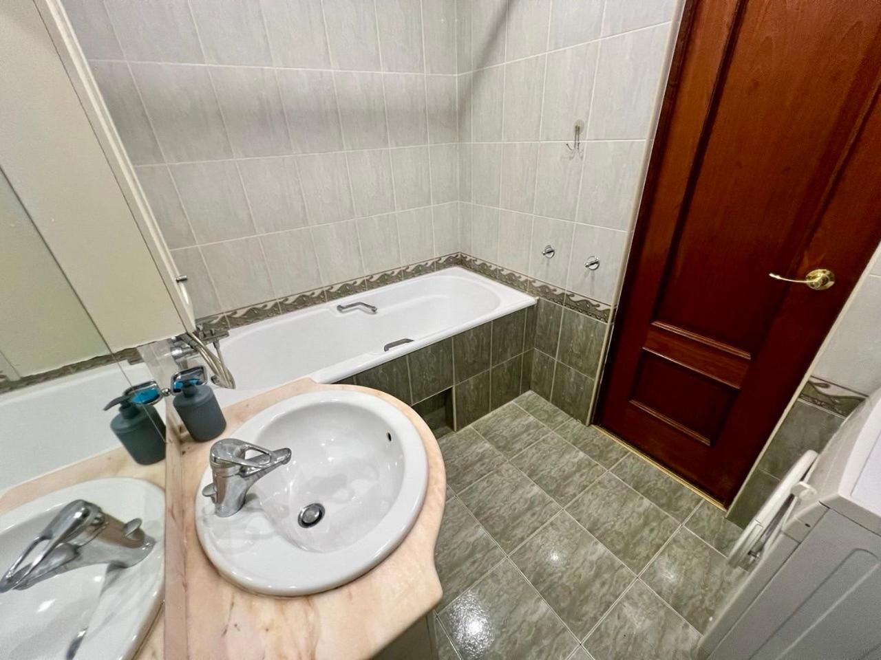Apartment In The Center Of Киев Екстериор снимка